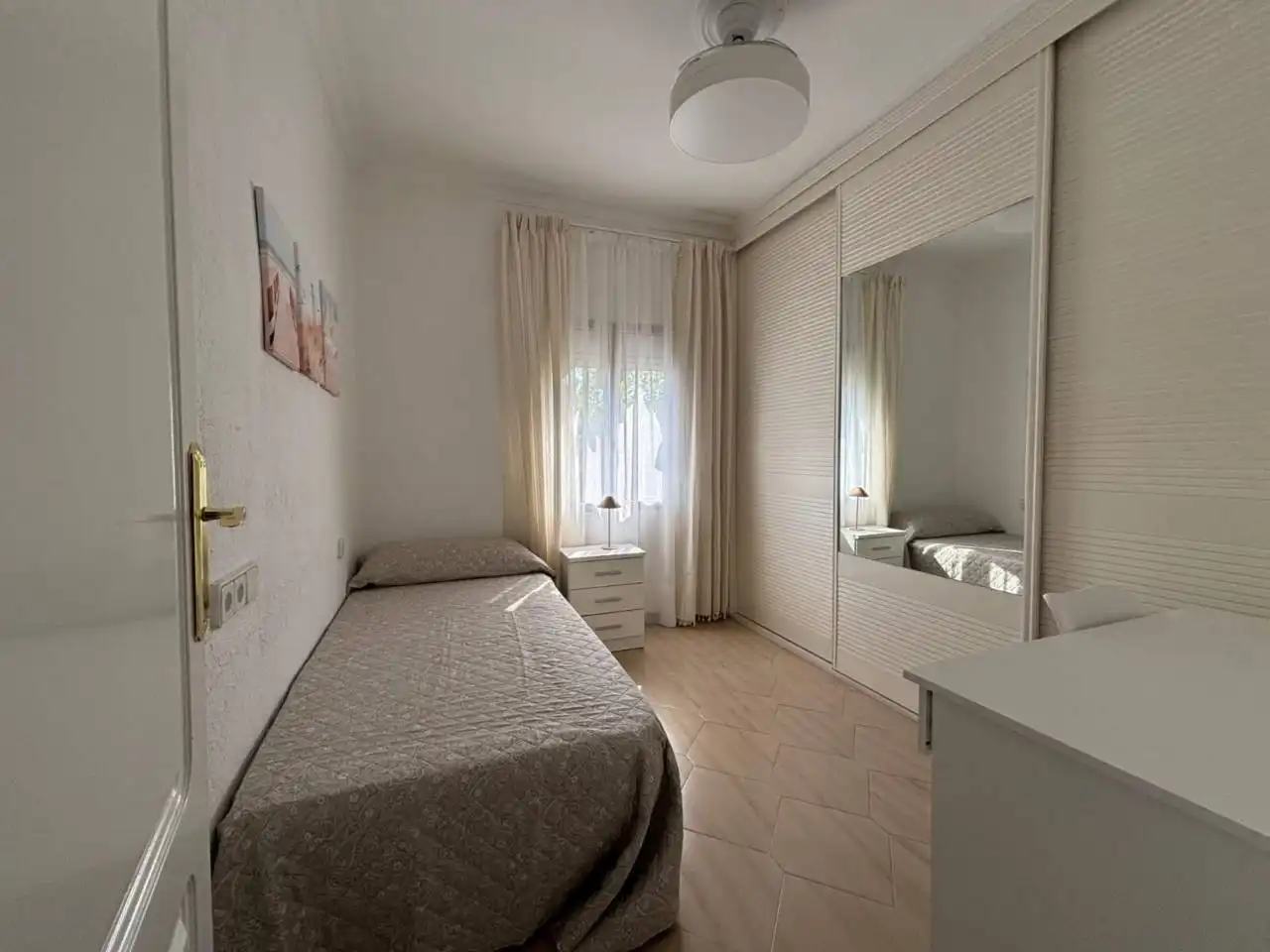 Habitación de Piso de alquiler en Huelva con Aire acondicionado, Trastero y Balcón