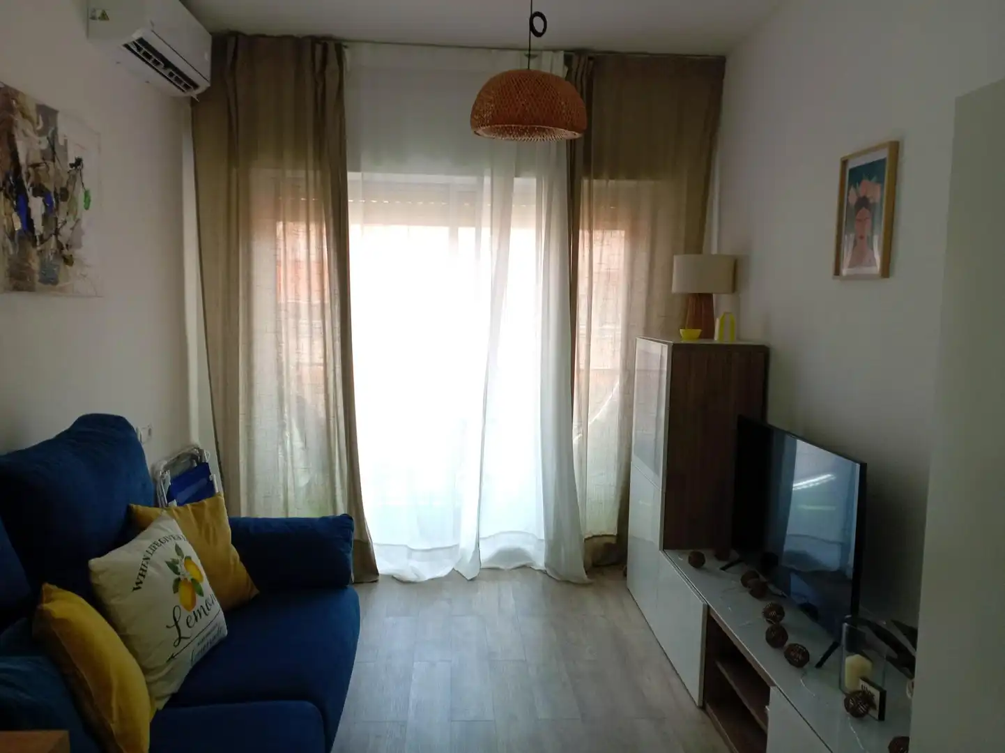 Sala de estar de Estudio de alquiler en Torrevieja con Aire acondicionado, Calefacción y Terraza