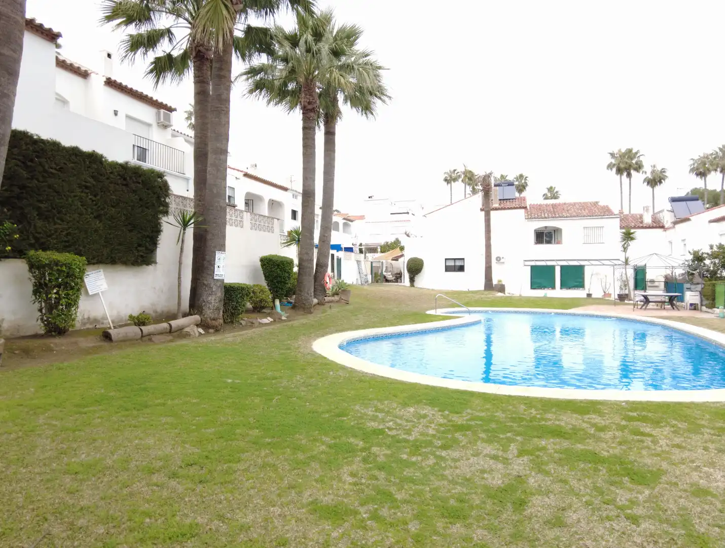Piscina de Casa adosada en venda en Estepona amb Jardí privat, Terrassa i Moblat