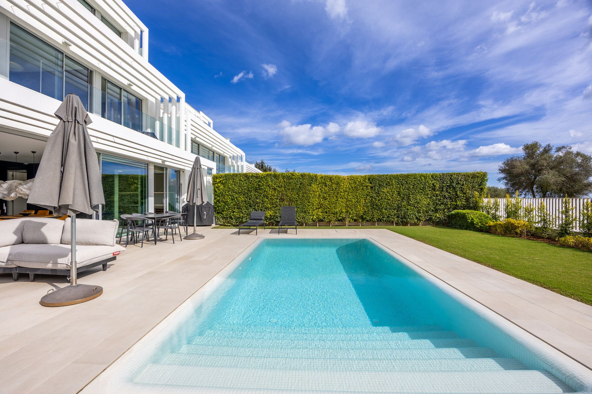 Schwimmbecken von Einfamilien-Reihenhaus zum Verkauf in Sotogrande mit Klimaanlage, Heizung und Privatgarten