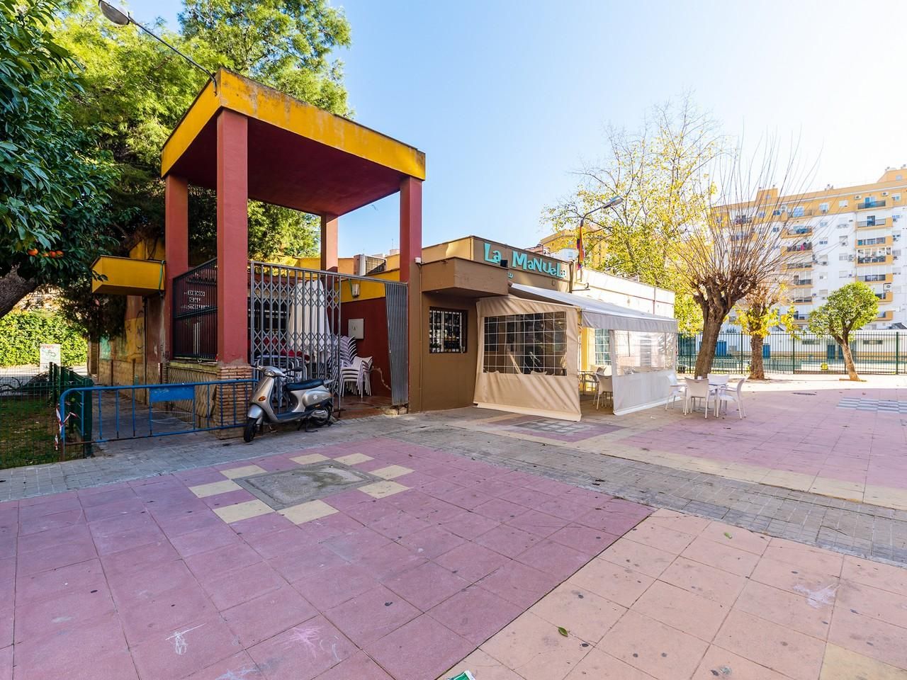 Vista exterior de Local en venta en  Sevilla Capital