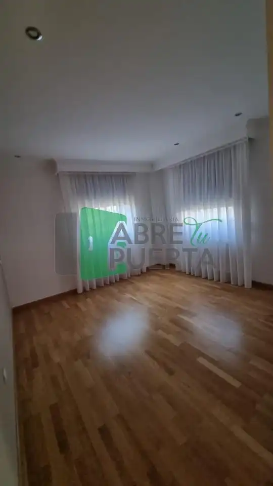 Schlafzimmer von Wohnung zur Miete in Allariz mit Heizung, Parkett und Möbliert