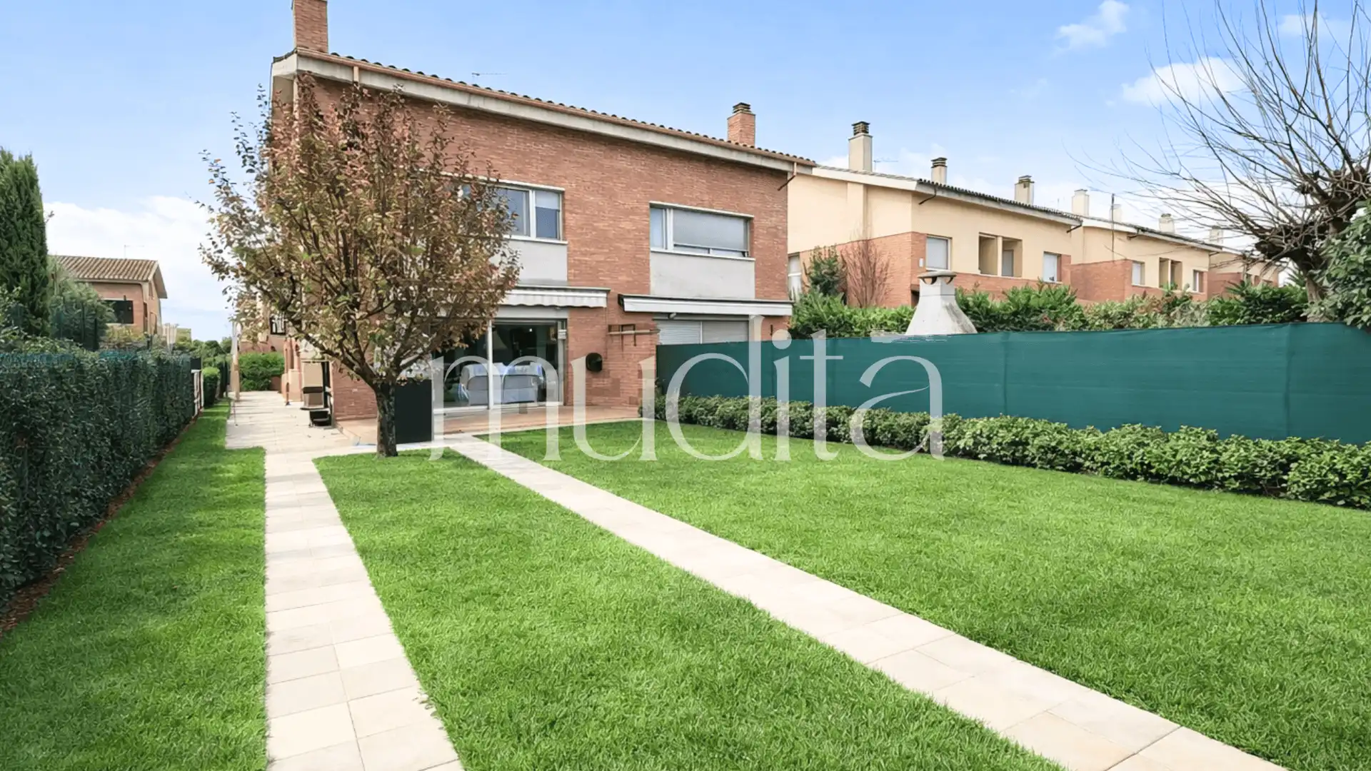 Vista exterior de Casa adosada en venta en Vic con Calefacción, Jardín privado y Terraza
