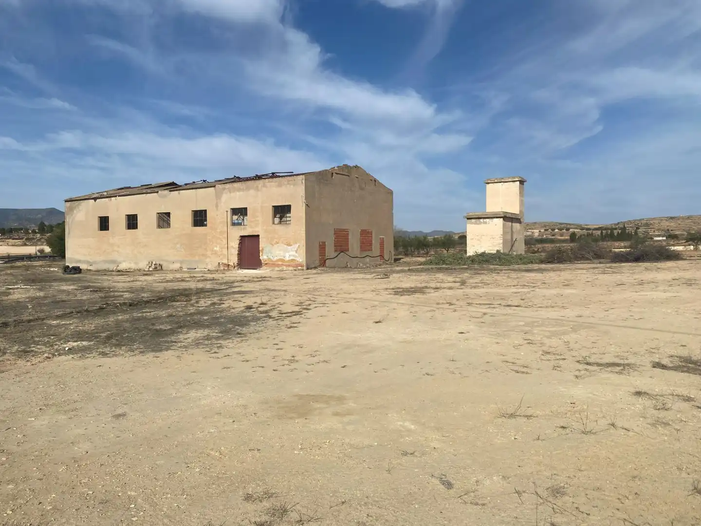 Außenansicht von Fabrikhallen zum Verkauf in El Pinós / Pinoso