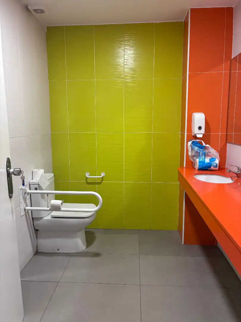 Badezimmer von Geschaftsraum zur Miete in Sevilla mit Klimaanlage