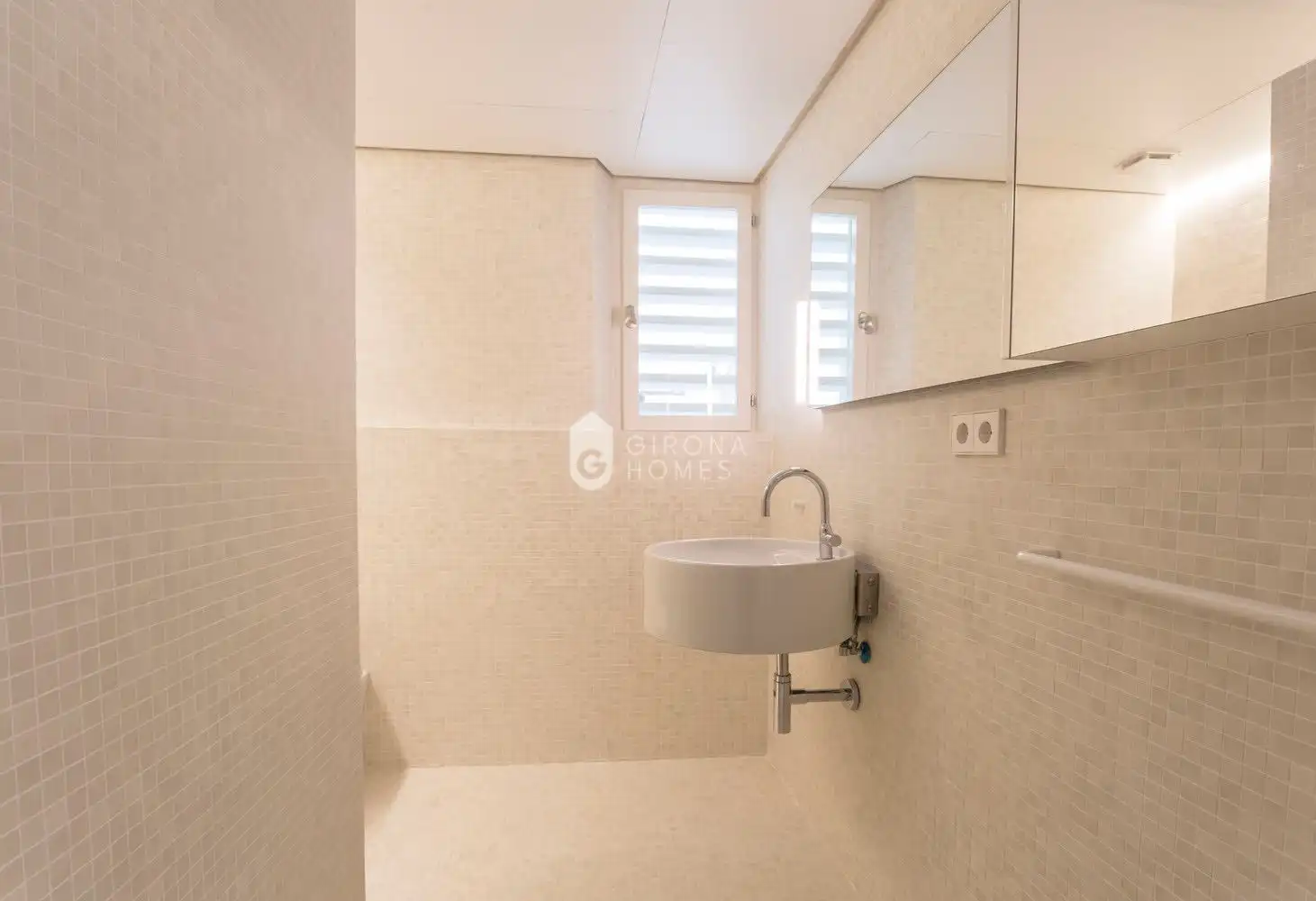 Bathroom of Attic for rent in Girona  with Air Conditioner, Heating and Pets allowed