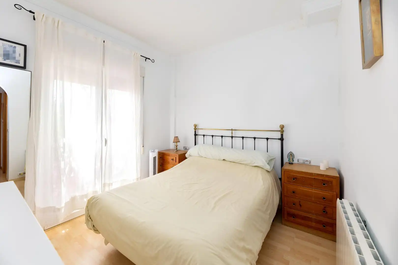 Schlafzimmer von Einfamilien-Reihenhaus zum Verkauf in Granada mit Klimaanlage, Heizung und Privatgarten