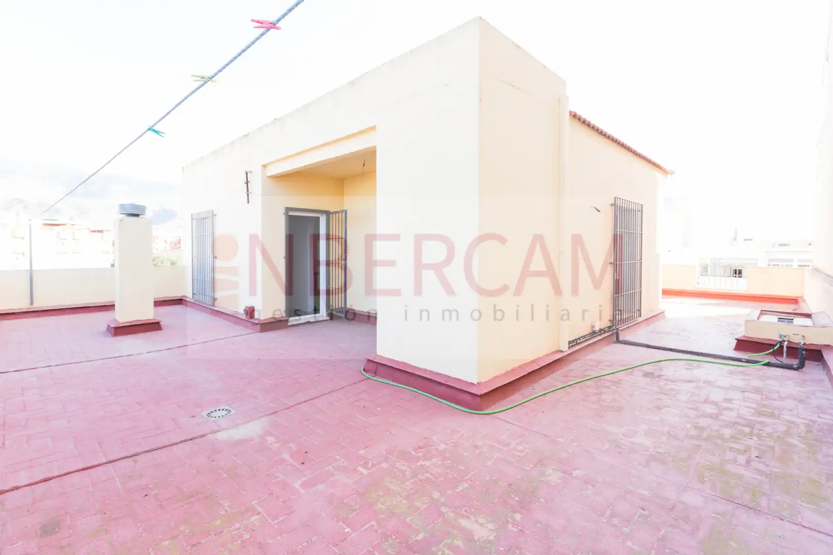 Außenansicht von Einfamilien-Reihenhaus zum Verkauf in El Ejido mit Privatgarten, Terrasse und Balkon