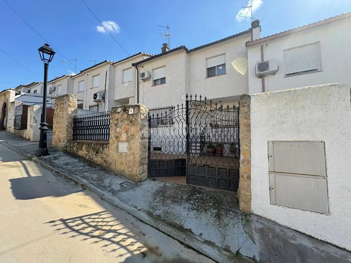 Vista exterior de Casa adosada en venta en Calera y Chozas con Aire acondicionado, Calefacción y Terraza