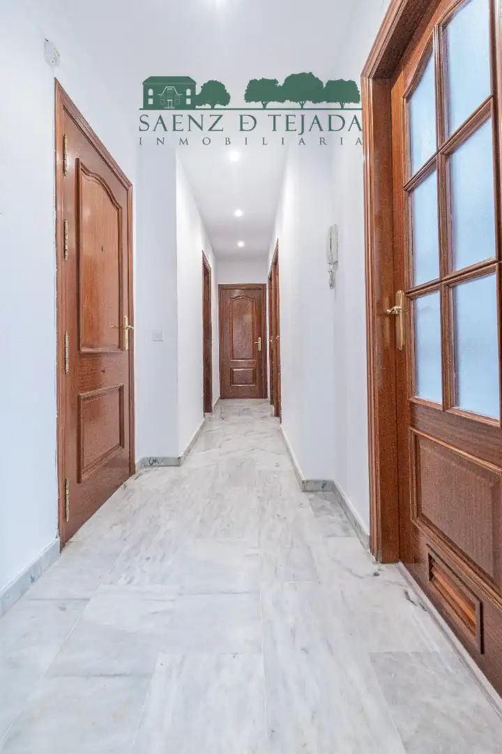 Flat for rent in Sevilla  with Air Conditioner, Storage room and Oven