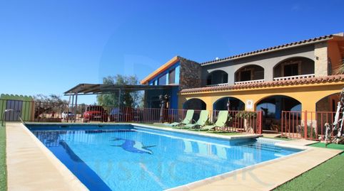 Espectacular finca rústica con varias casas y piscina.