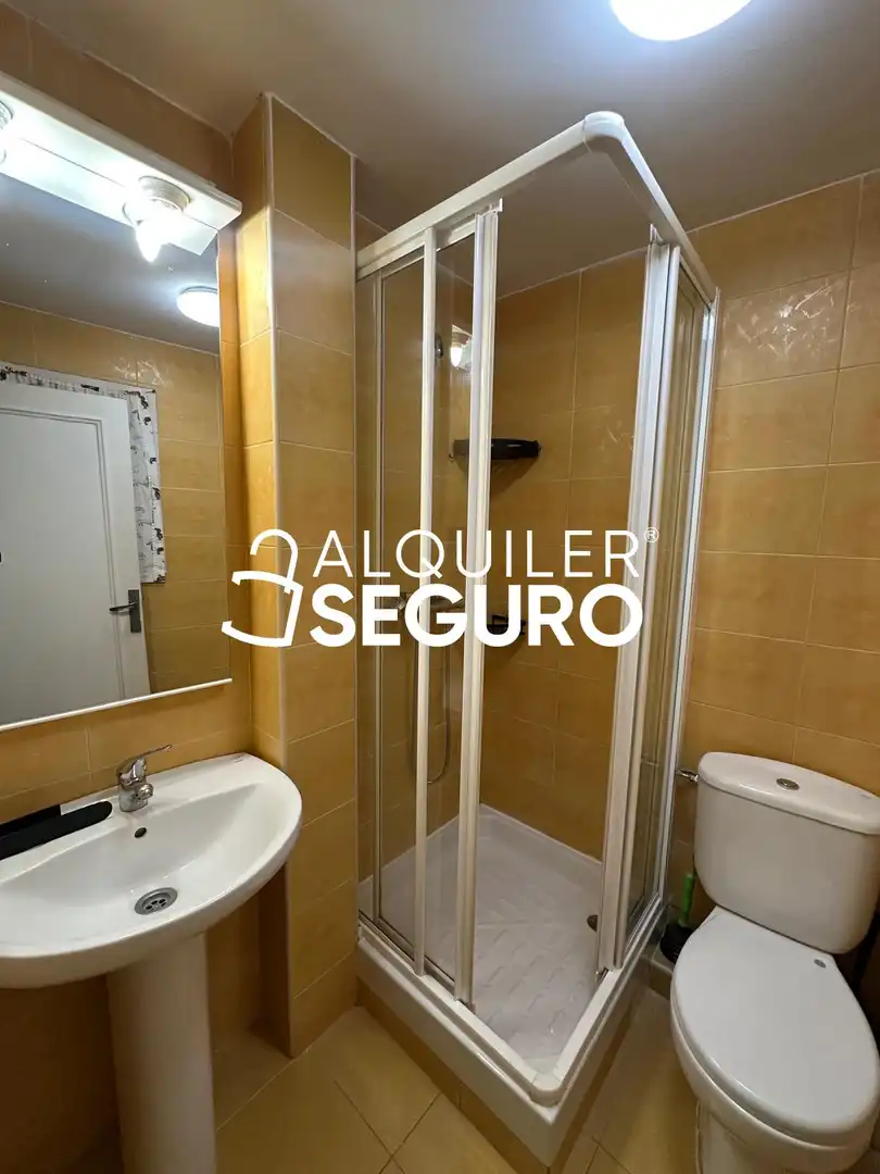 Bathroom of Flat for rent in Carabanchel