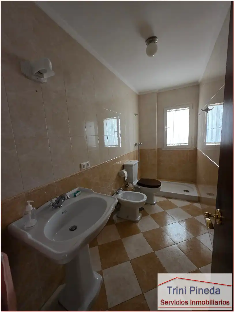 Badezimmer von Wohnung zum Verkauf in Sevilla mit Ofen und Waschmaschine