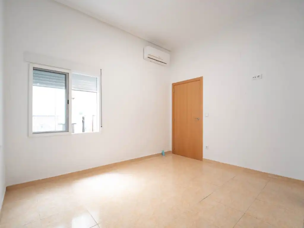 Habitación de Planta baja en venta en La Pobla de Vallbona con Aire acondicionado, Calefacción y Terraza