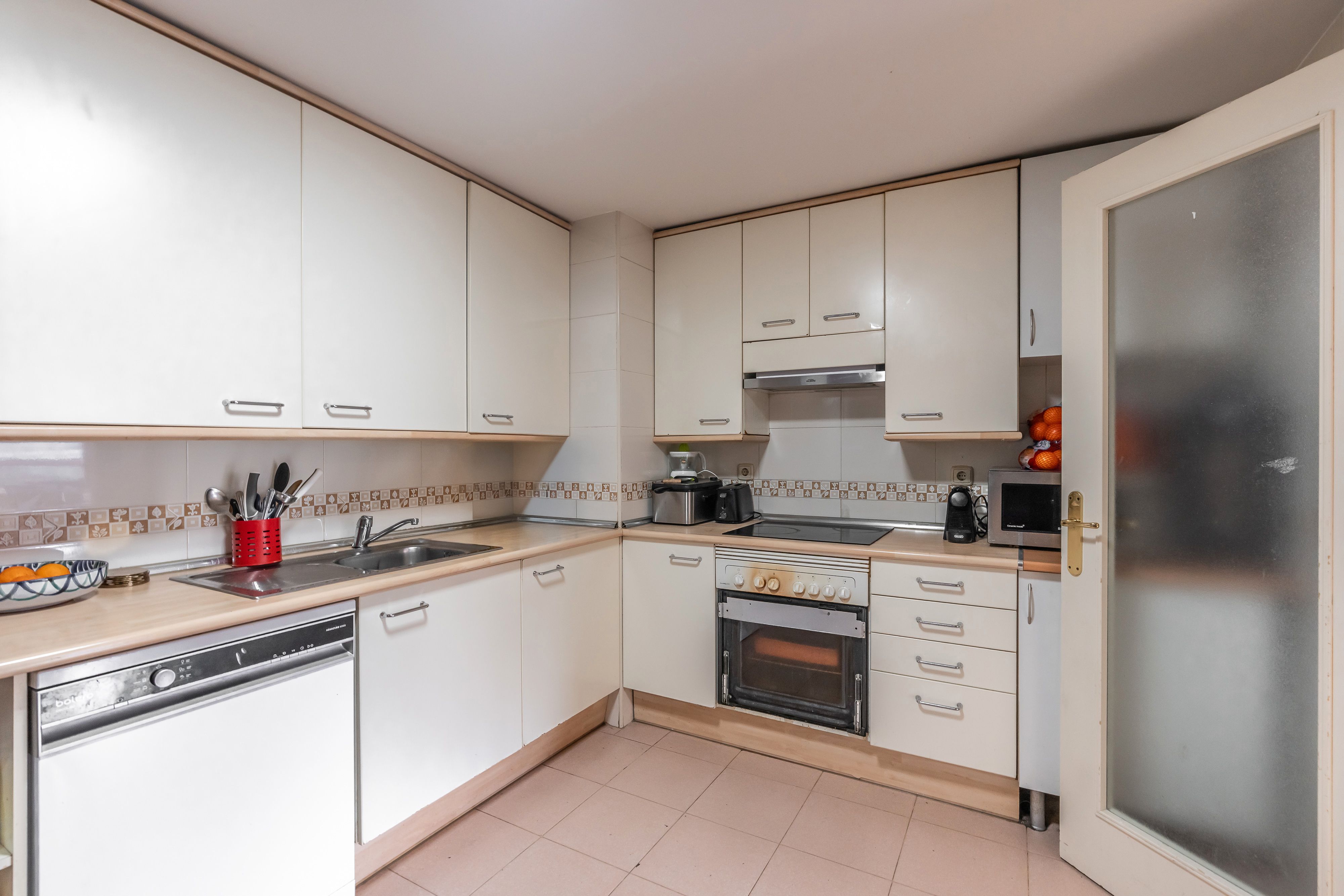 Kitchen of Flat for sale in  Madrid Capital  with Heating, Swimming Pool and Balcony