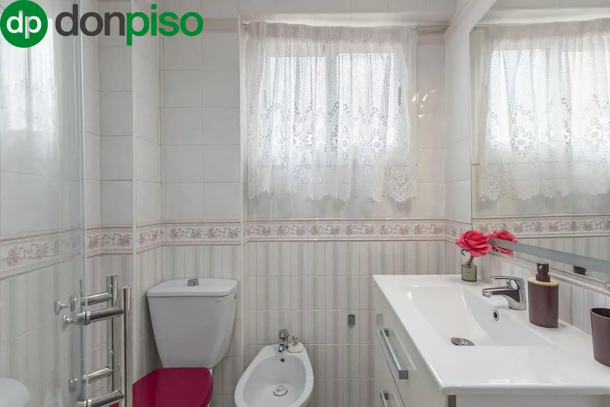 Bathroom of Flat for sale in Granada  with Air Conditioner and Parquet flooring