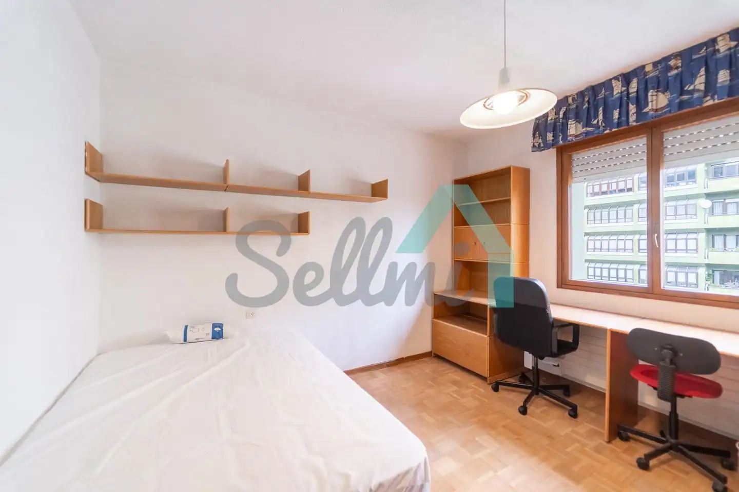 Bedroom of Flat for share in Oviedo   with Heating, Parquet flooring and Furnished