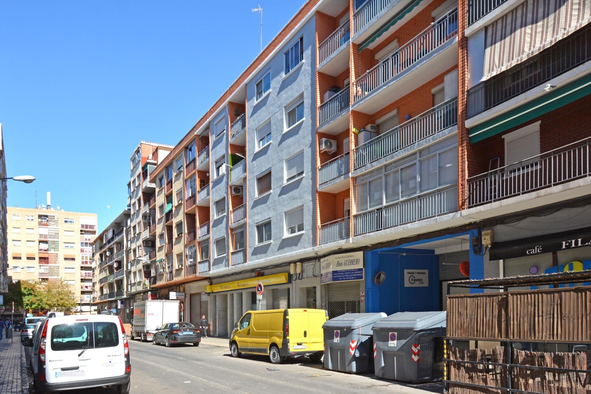 Vista exterior de Pis de lloguer en  Zaragoza Capital amb Calefacció