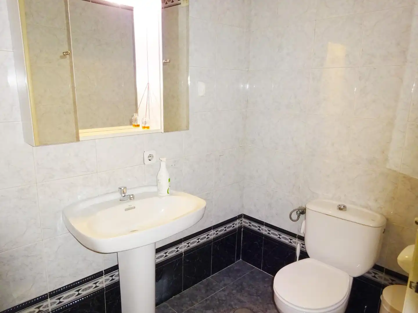 Bathroom of Commercial properties for sale in El Viso del Alcor  with Air Conditioner