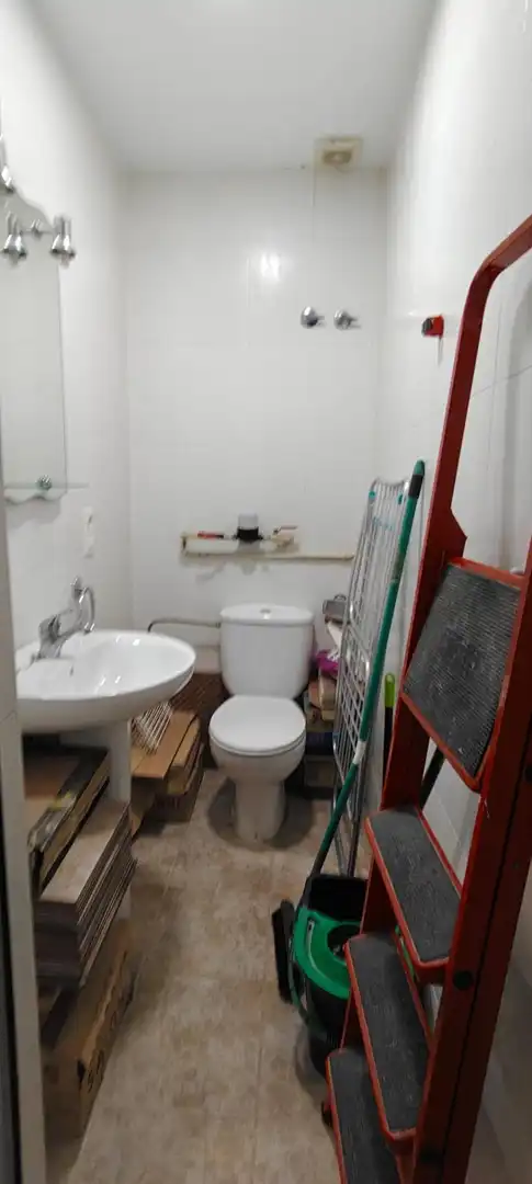 Baño de Piso para compartir en Granada con Amueblado y Balcón
