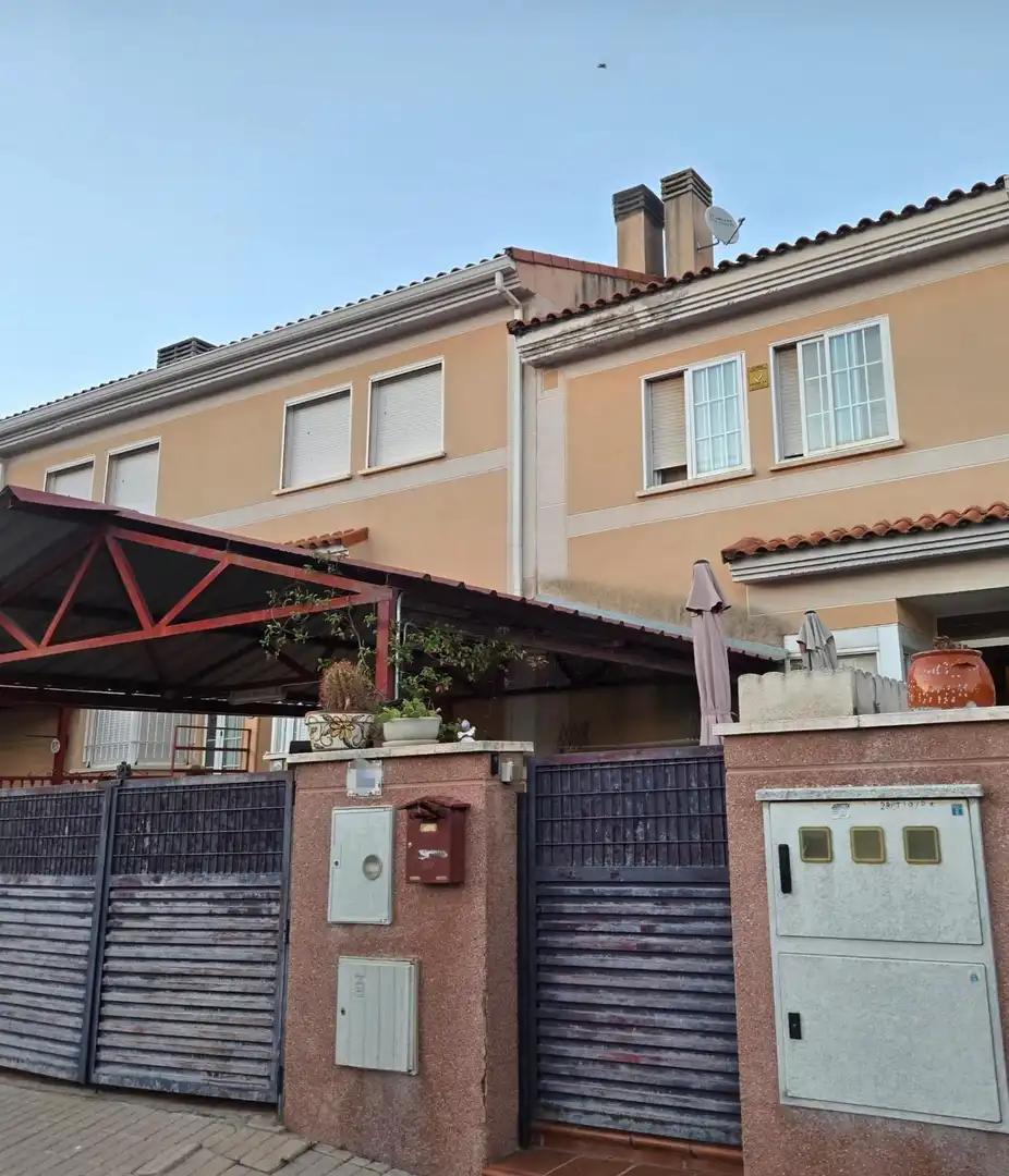 Vista exterior de Casa adosada en venta en Valverde de Alcalá, Madrid