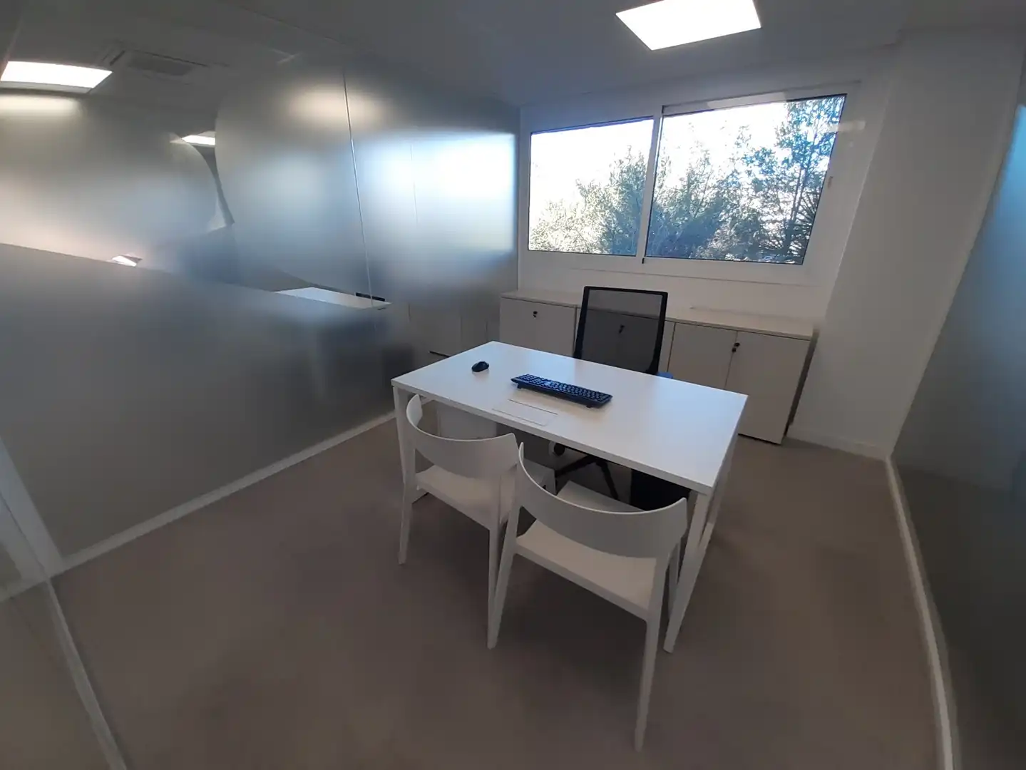 Office for rent in Marbella  with Air Conditioner and Furnished