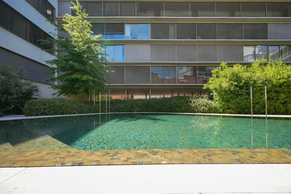 Piscina de Piso en venta en Madrid con Aire acondicionado, Calefacción y Jardín privado