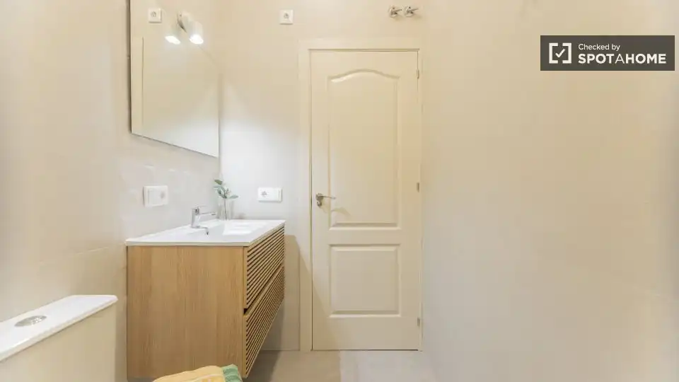 Bathroom of Flat for rent in Valencia  with Air Conditioner, Heating and Furnished