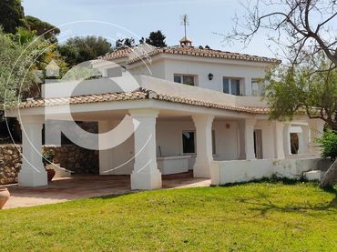Chalet con piscina en venta en marina del este