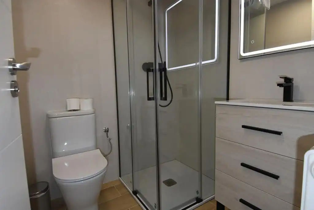 Bany de Pis de lloguer en Girona amb Aire condicionat, Calefacció i Terrassa
