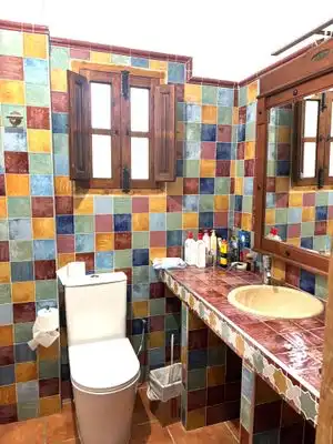 Badezimmer von Country house zum Verkauf in Sedella mit Privatgarten, Terrasse und Abstellraum