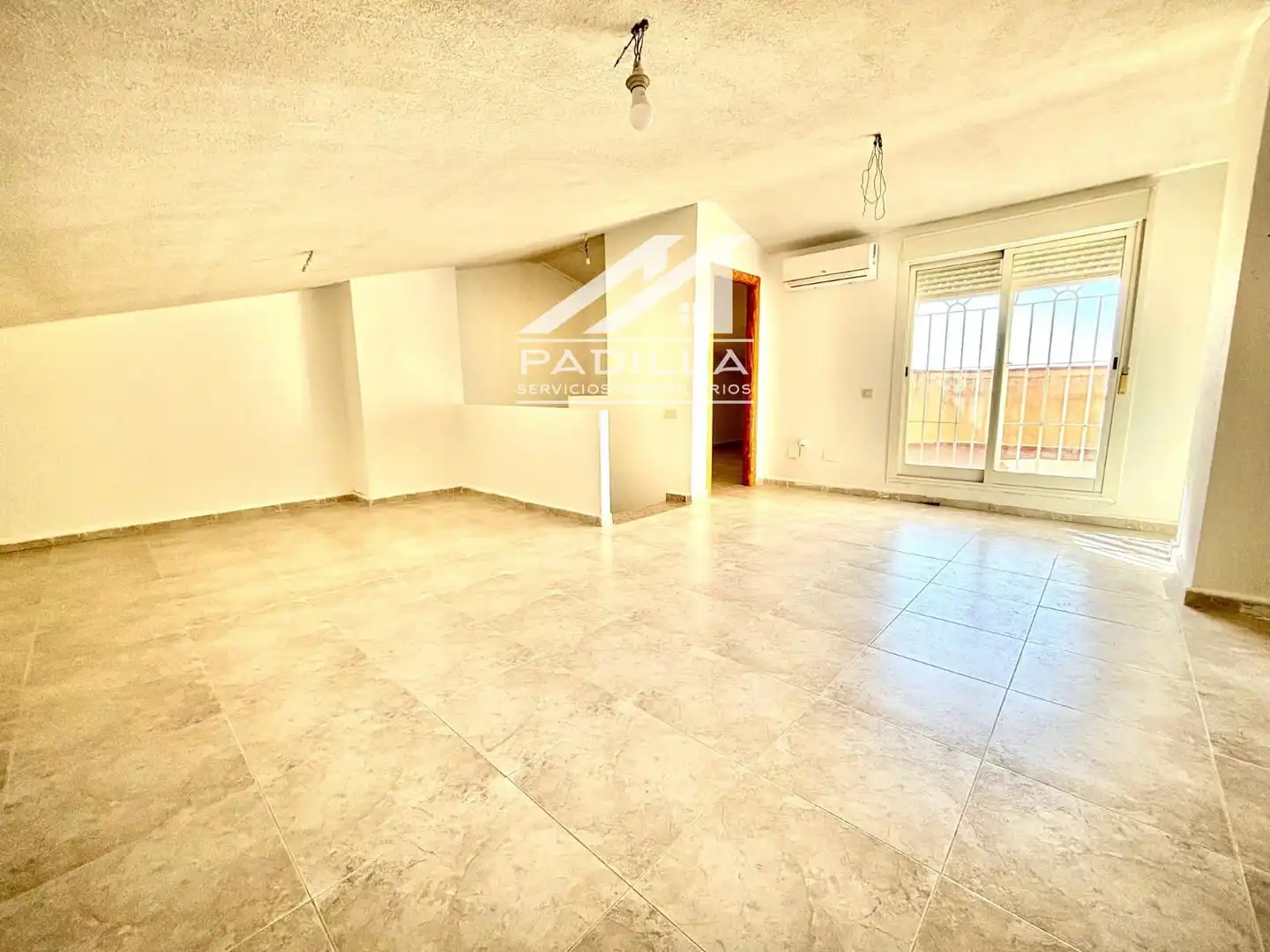 Sala d'estar de Casa adosada en venda en Chozas de Canales amb Aire condicionat, Calefacció i Terrassa