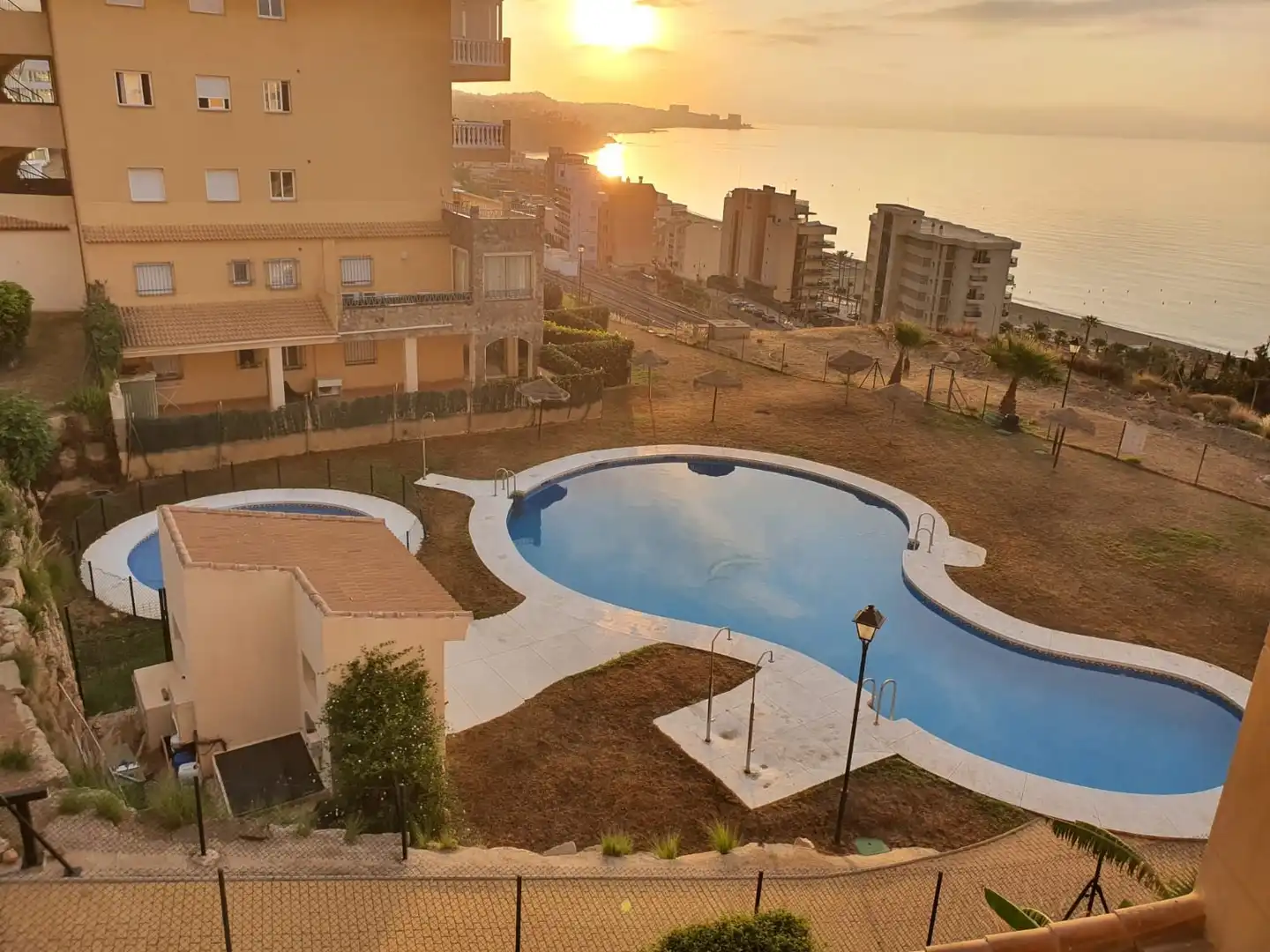 Piscina de Apartament de lloguer en Fuengirola amb Aire condicionat, Calefacció i Terrassa