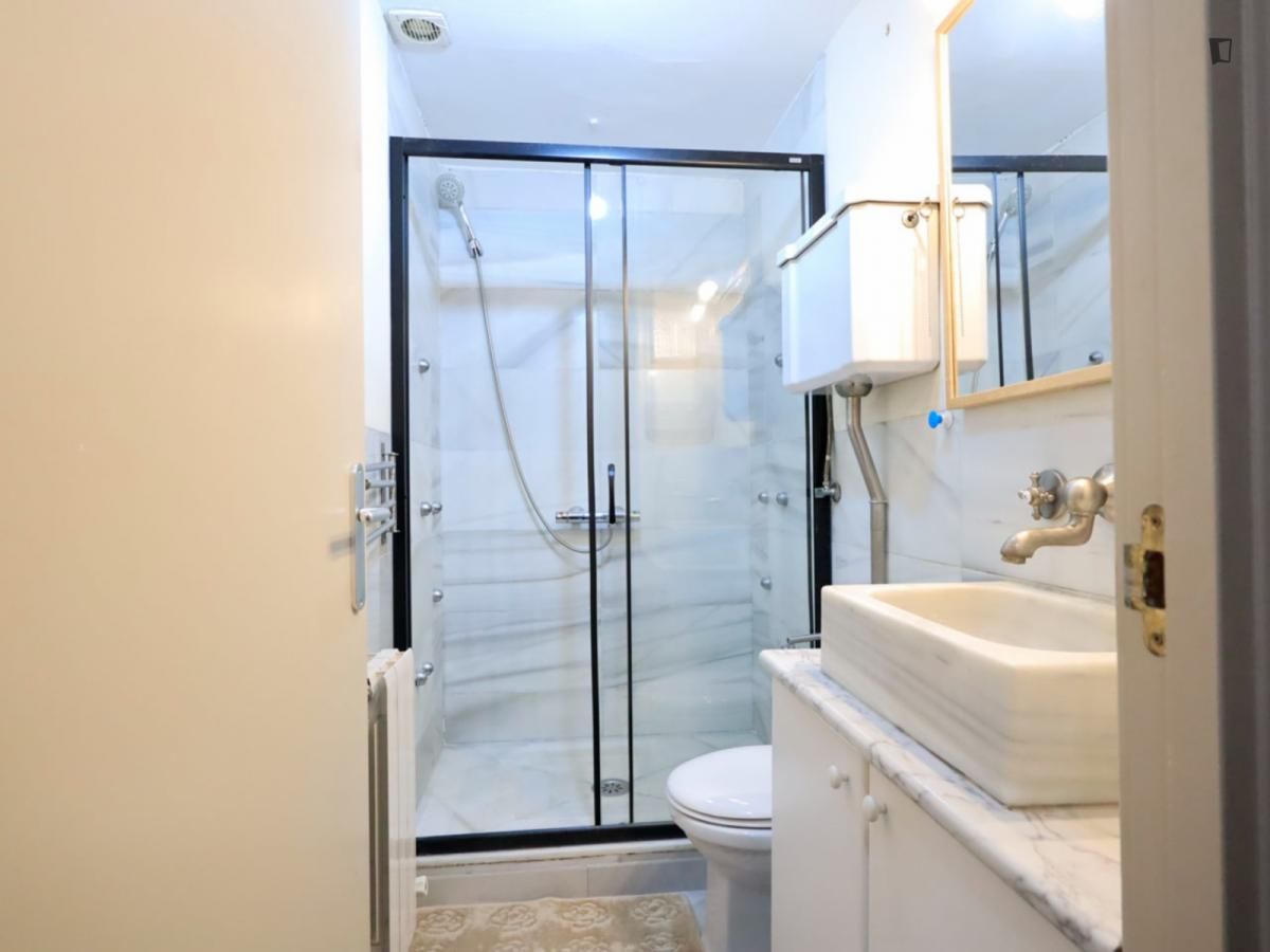Bathroom of Apartment to rent in  Madrid Capital  with Furnished, Oven and Washing machine