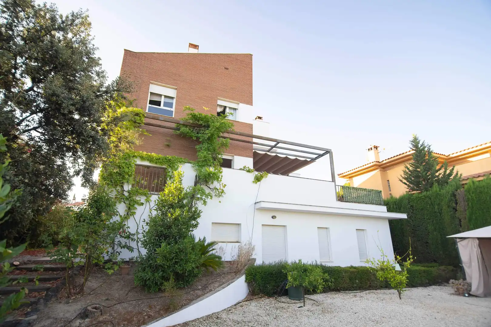 Vista exterior de Casa o xalet en venda en La Zubia amb Calefacció i Jardí privat