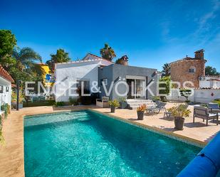 Vista exterior de Casa o xalet en venda en Empuriabrava amb Aire condicionat, Terrassa i Piscina