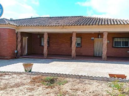 Vista exterior de Casa o xalet en venda en Chiclana de la Frontera amb Jardí privat, Traster i Piscina