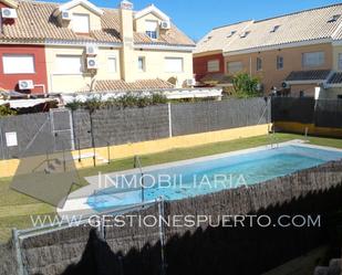 Piscina de Casa adosada de lloguer en El Puerto de Santa María amb Aire condicionat, Terrassa i Balcó