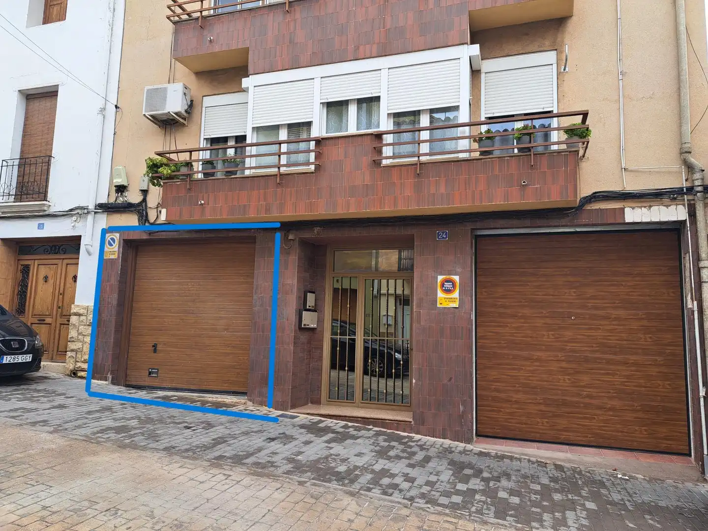 Außenansicht von Einfamilien-Reihenhaus zum Verkauf in Requena mit Terrasse, Abstellraum und Balkon