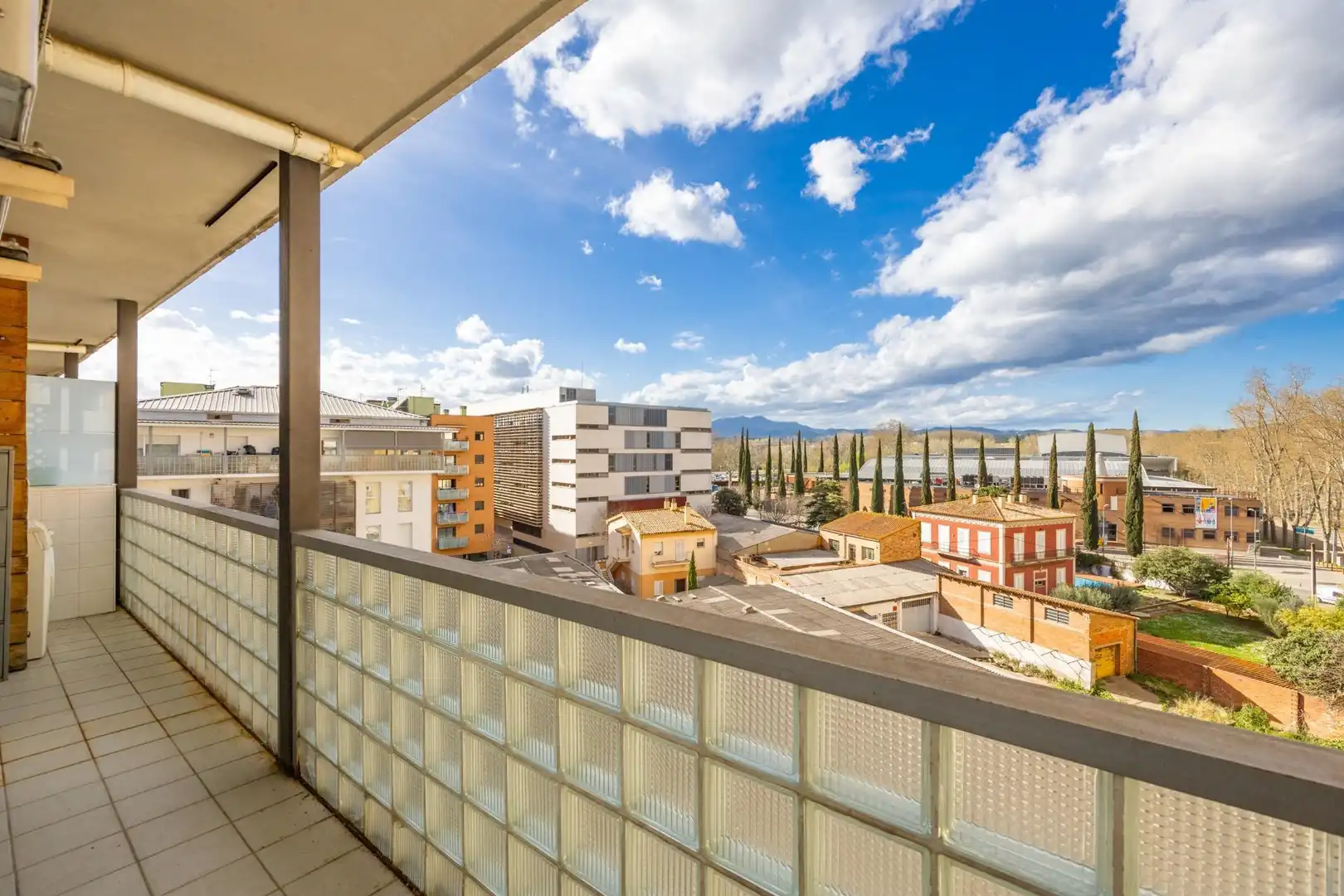 Vista exterior de Dúplex en venda en Girona amb Calefacció, Jardí privat i Piscina