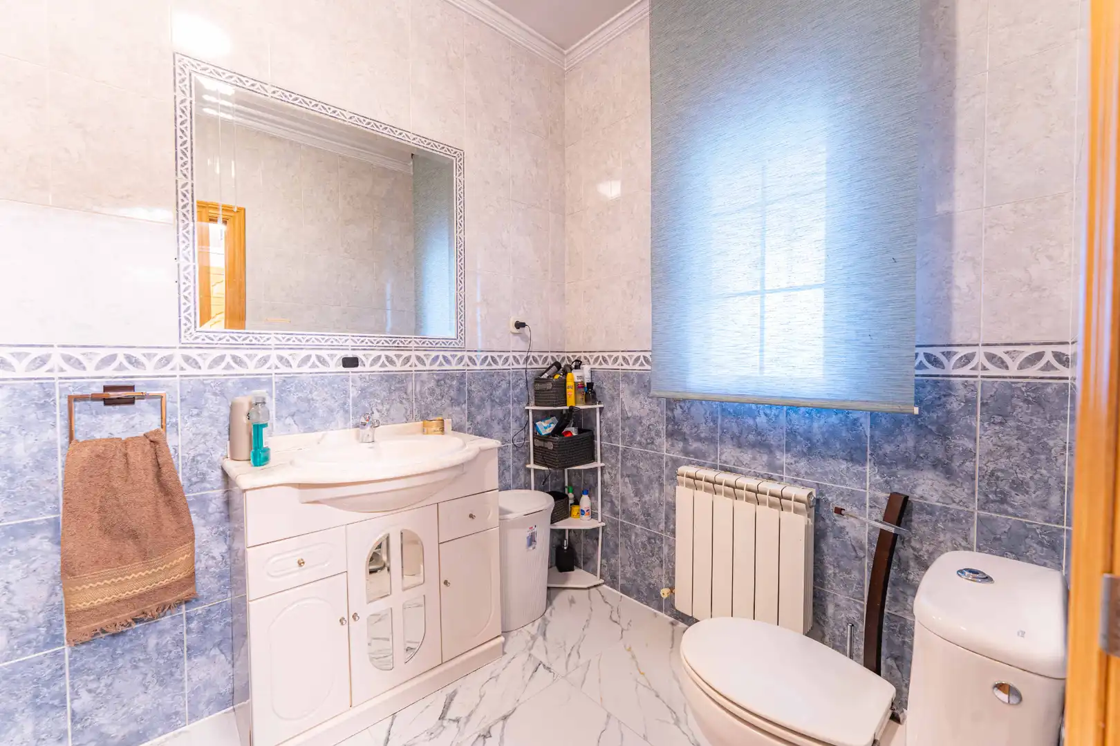 Bathroom of Houses for sale in Sevilla la Nueva  with Air Conditioner, Heating and Private garden