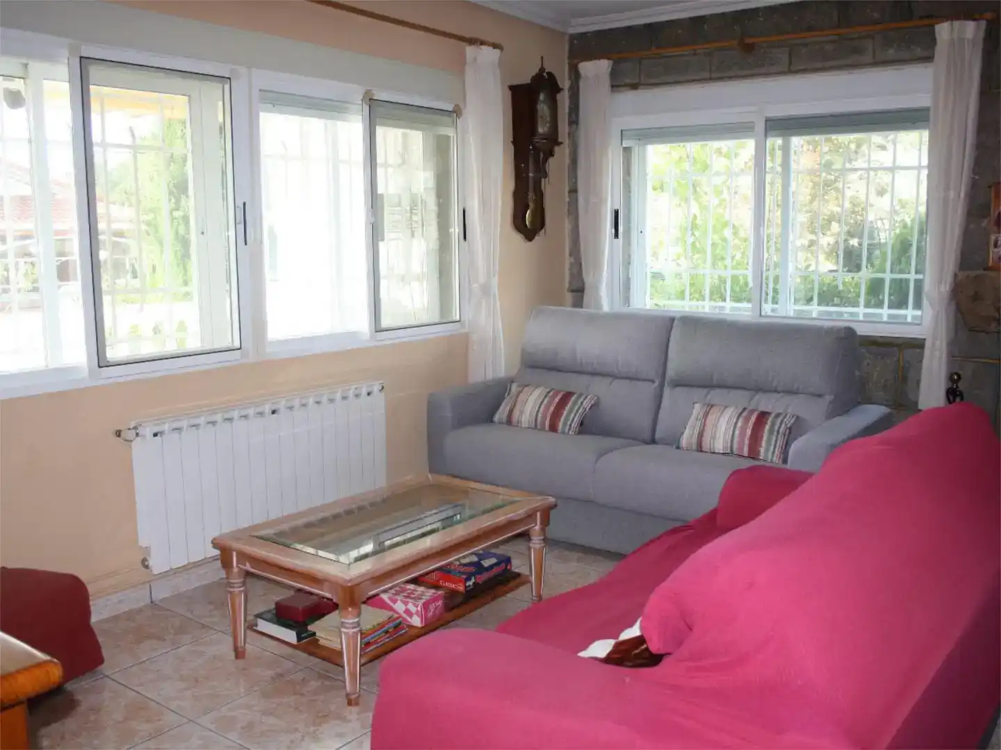 Sala d'estar de Casa o xalet en venda en La Adrada  amb Aire condicionat, Piscina i Balcó
