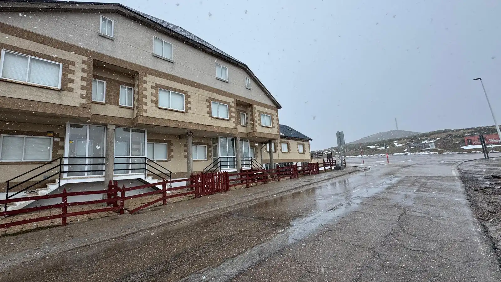 Vista exterior de Casa adosada en venta en Hermandad de Campoo de Suso con Calefacción, Parquet y Terraza