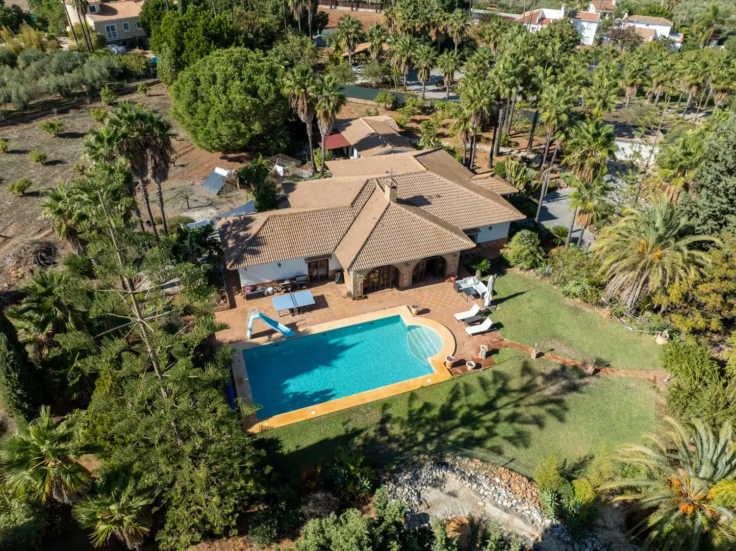 Vista exterior de Casa o chalet en venta en Alhaurín de la Torre con Aire acondicionado, Calefacción y Jardín privado
