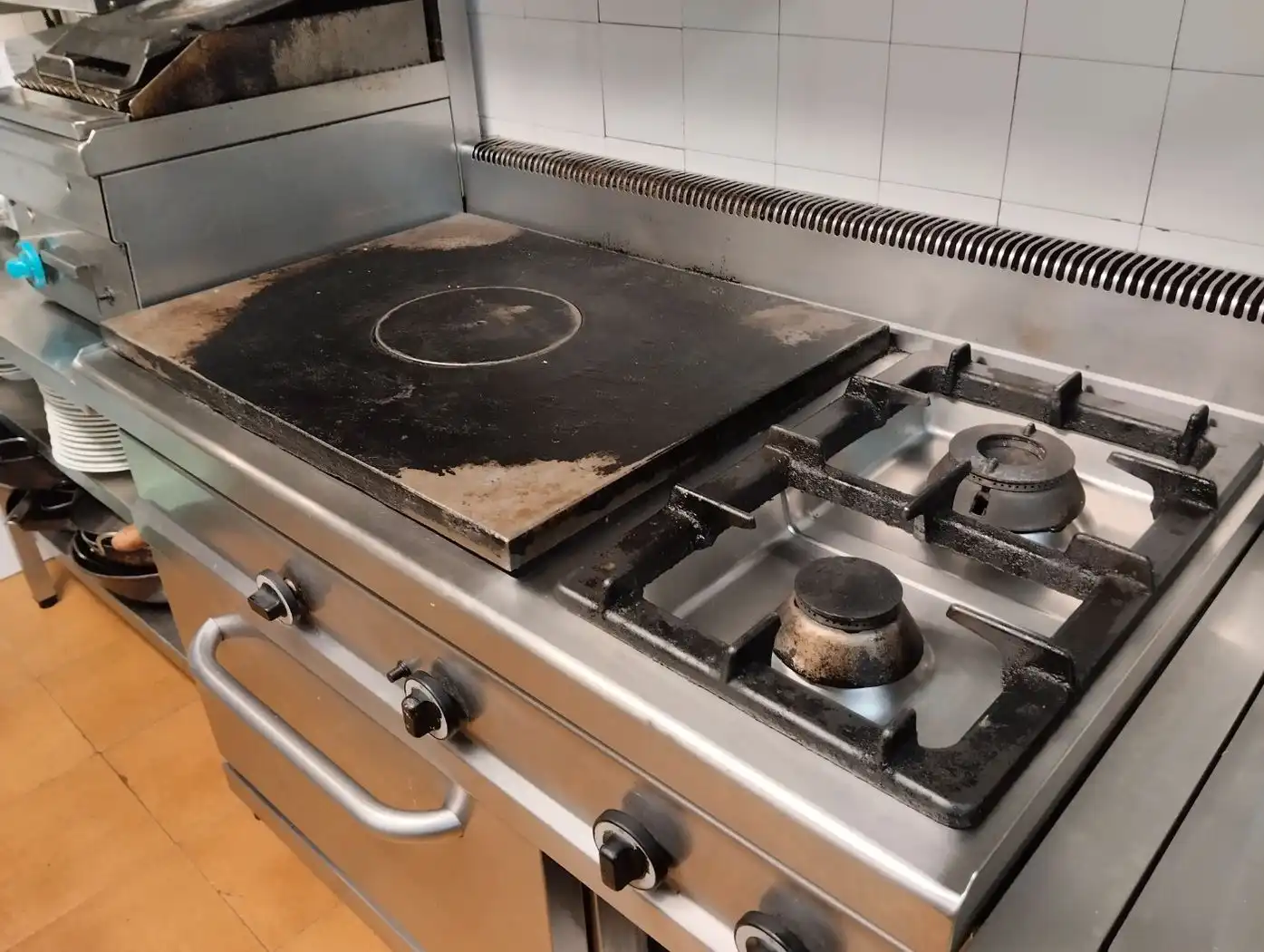 Cuina de Local en venda en Girona amb Aire condicionat, Calefacció i Moblat