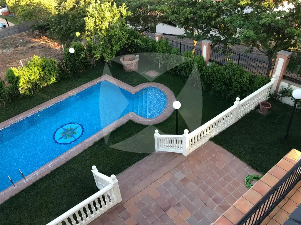 Piscina de Casa o xalet en venda en Badajoz amb Aire condicionat, Calefacció i Jardí privat