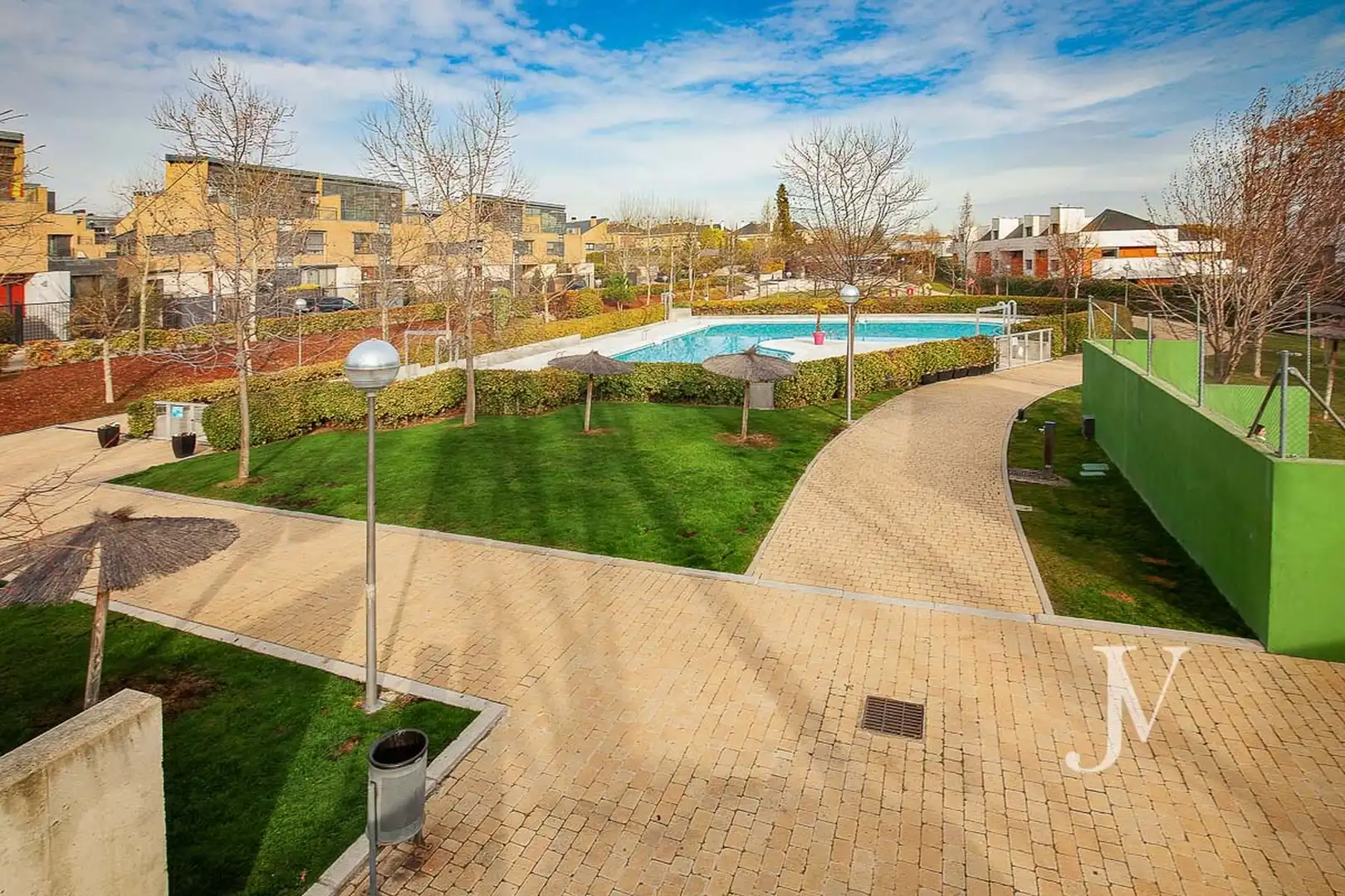 Schwimmbecken von Einfamilien-Reihenhaus zur Miete in La Moraleja mit Klimaanlage, Heizung und Privatgarten
