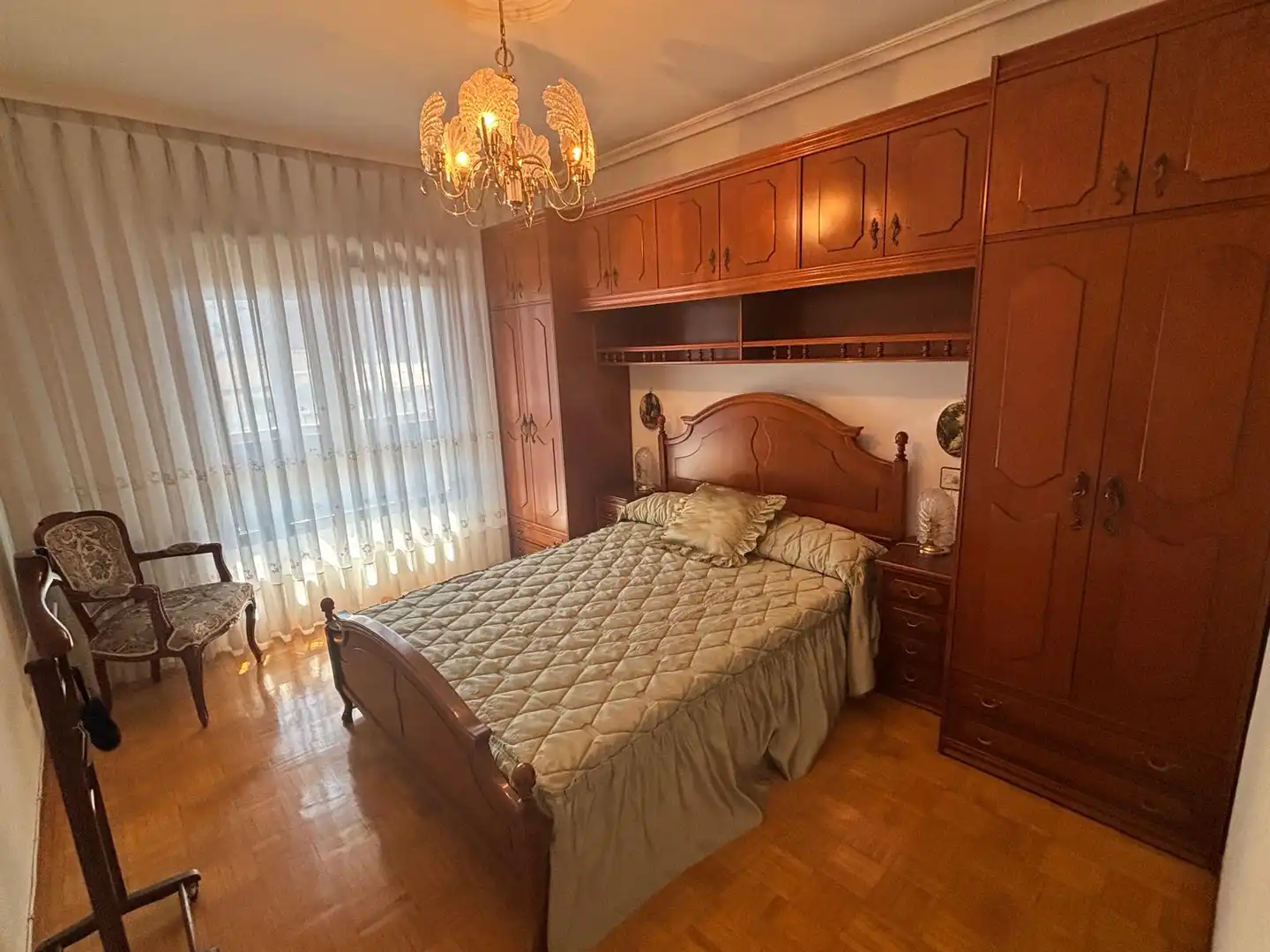 Schlafzimmer von Wohnung zur Miete in Oviedo  mit Heizung, Parkett und Möbliert