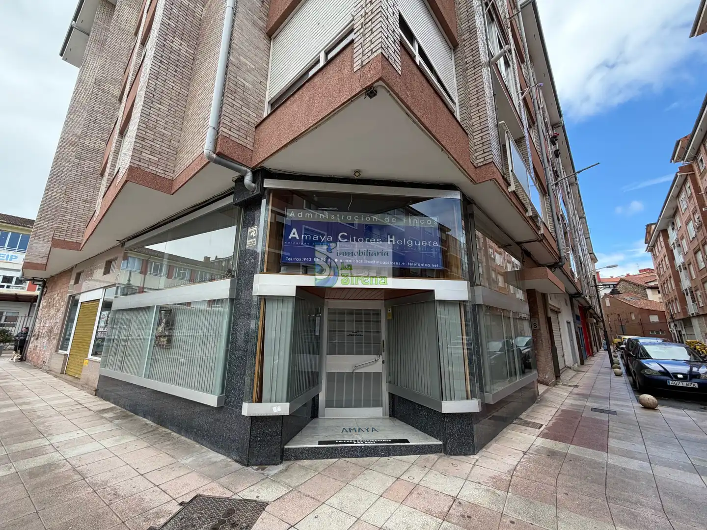 Vista exterior de Local en venda en Castro-Urdiales amb Moblat, Internet i Alarma
