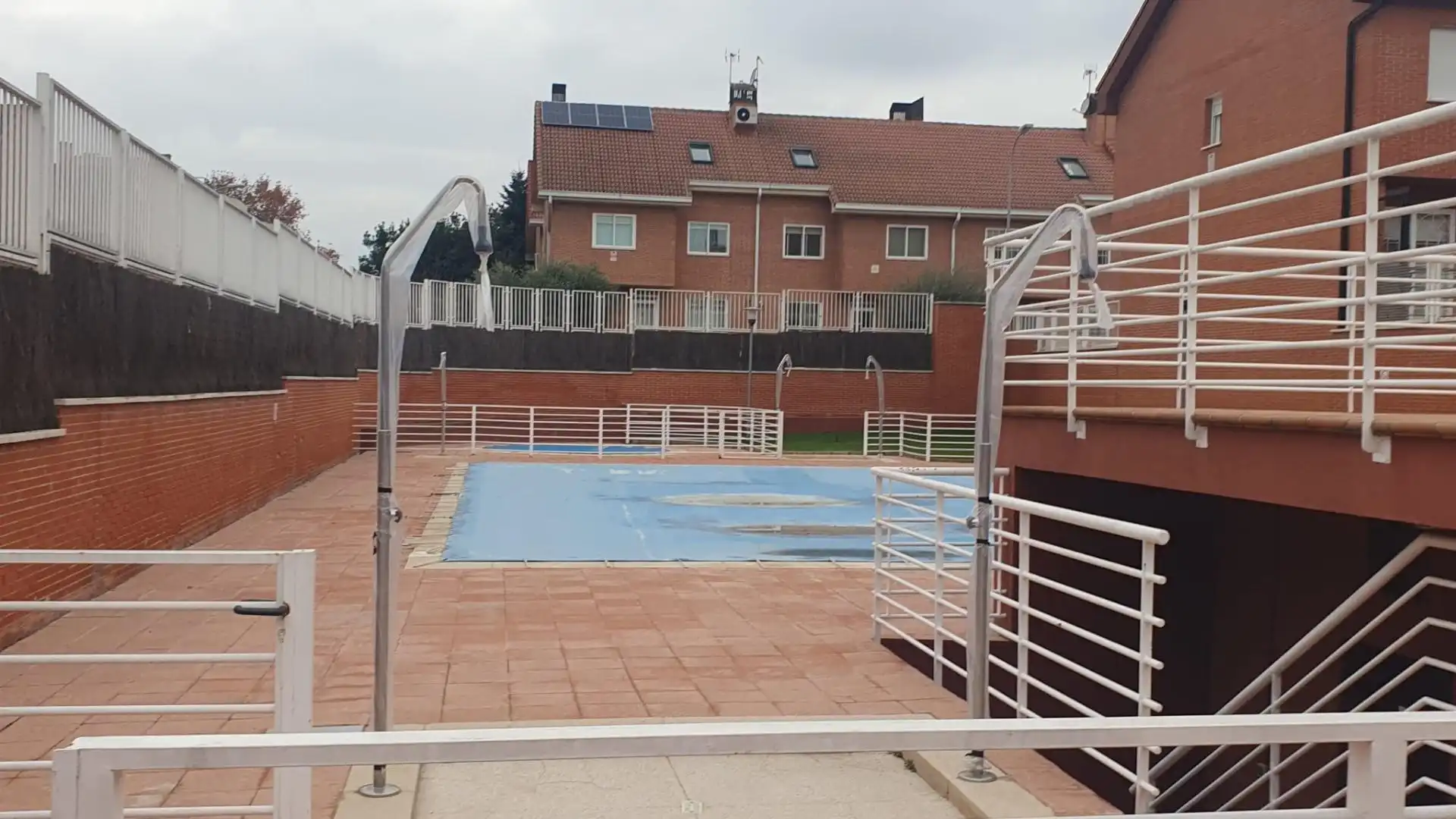 Piscina de Casa adosada en venda en Alcalá de Henares amb Calefacció, Jardí privat i Traster